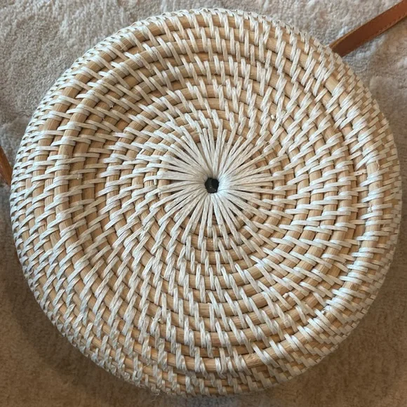 A hand made woven rattan bag from Bali Indonesia - Picture 5 of 8